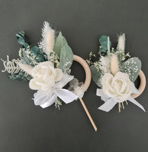 Load image into Gallery viewer, Everlasting flowers - triple cake toppers / rings - neutral &amp; green incl Mr &amp; Mrs sign
