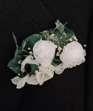 Load image into Gallery viewer, Everlasting Groom&#39;s pocket flowers w mini preserved roses - dark green &amp; white
