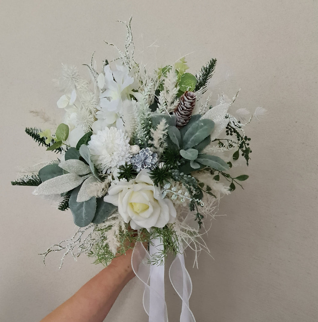 Winter / Christmas vibe bouquet and buttonhole - elopement set