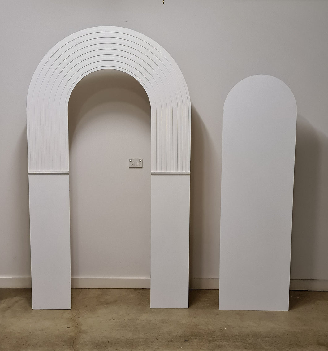 Double arch backdrop ripple - white - HIRE ONLY