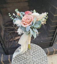 Load image into Gallery viewer, X - Bridesmaids bouquets nude &amp; pastel tones with green
