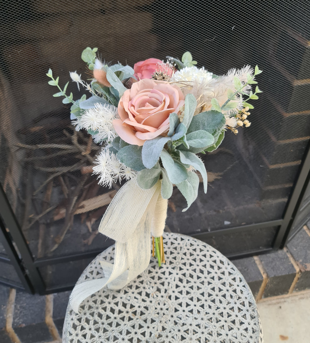 X - Bridesmaids bouquets nude & pastel tones with green