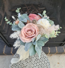 Load image into Gallery viewer, X - Bridesmaids bouquets nude &amp; pastel tones with green
