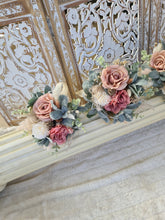 Load image into Gallery viewer, X - Bridesmaids bouquets nude &amp; pastel tones with green
