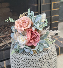 Load image into Gallery viewer, X - Bridesmaids bouquets nude &amp; pastel tones with green
