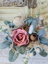 Load image into Gallery viewer, X - Bridesmaids bouquets nude &amp; pastel tones with green
