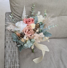 Load image into Gallery viewer, X - Bridal throw-away bouquet
