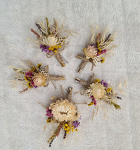 Load image into Gallery viewer, Dry &amp; preserved flowers buttonholes
