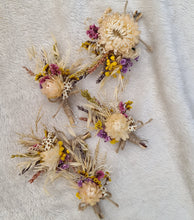 Load image into Gallery viewer, Dry &amp; preserved flowers buttonholes
