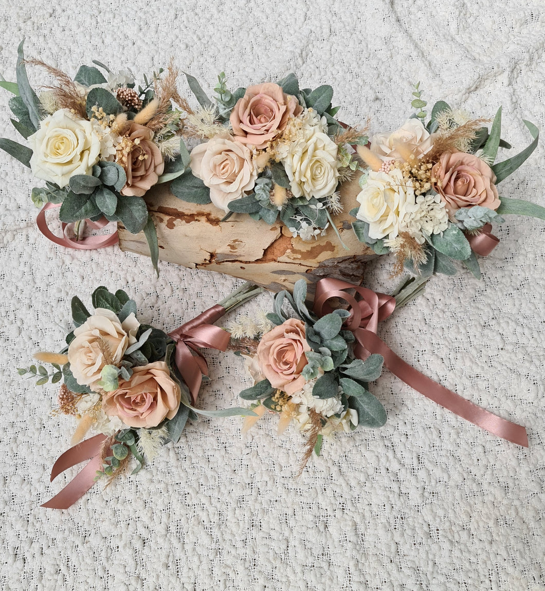 Bridesmaids bouquets blush & green