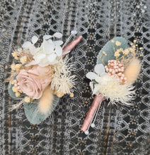 Load image into Gallery viewer, Buttonholes blush &amp; green colours
