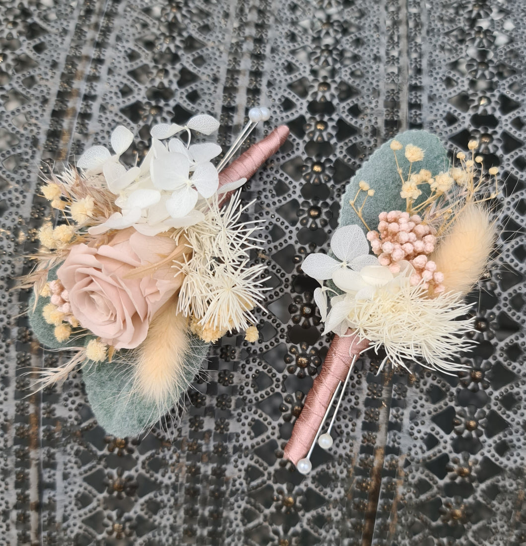 Buttonholes blush & green colours