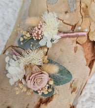 Load image into Gallery viewer, Buttonholes blush &amp; green colours
