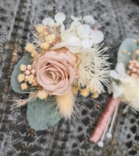 Load image into Gallery viewer, Buttonholes blush &amp; green colours
