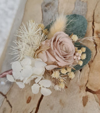 Load image into Gallery viewer, Buttonholes blush &amp; green colours
