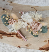 Load image into Gallery viewer, Buttonholes blush &amp; green colours
