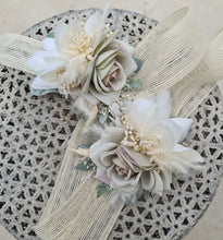 Load image into Gallery viewer, Wedding corsages green &amp; white
