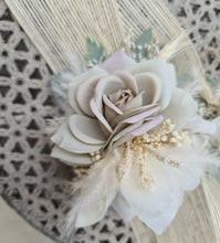 Load image into Gallery viewer, Wedding corsages green &amp; white
