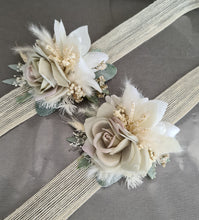 Load image into Gallery viewer, Wedding corsages green &amp; white
