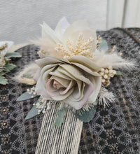 Load image into Gallery viewer, Wedding corsages green &amp; white
