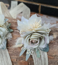 Load image into Gallery viewer, Wedding corsages green &amp; white
