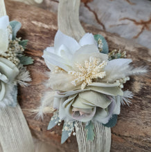 Load image into Gallery viewer, Wedding corsages green &amp; white
