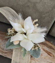 Load image into Gallery viewer, Wedding corsages green &amp; white
