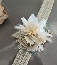 Load image into Gallery viewer, Wedding corsages green &amp; white
