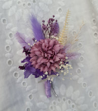 Load image into Gallery viewer, Groom &amp; groomsmen buttonholes purple &amp; lilac
