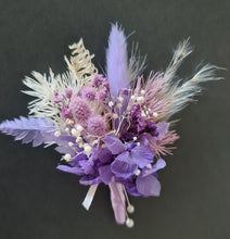 Load image into Gallery viewer, Groom &amp; groomsmen buttonholes purple &amp; lilac
