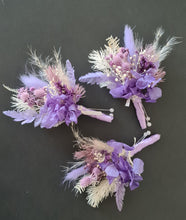 Load image into Gallery viewer, Groom &amp; groomsmen buttonholes purple &amp; lilac
