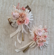 Load image into Gallery viewer, Bridesmaids bouquets in blush and neutral
