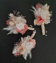 Load image into Gallery viewer, Wedding buttonholes in blush
