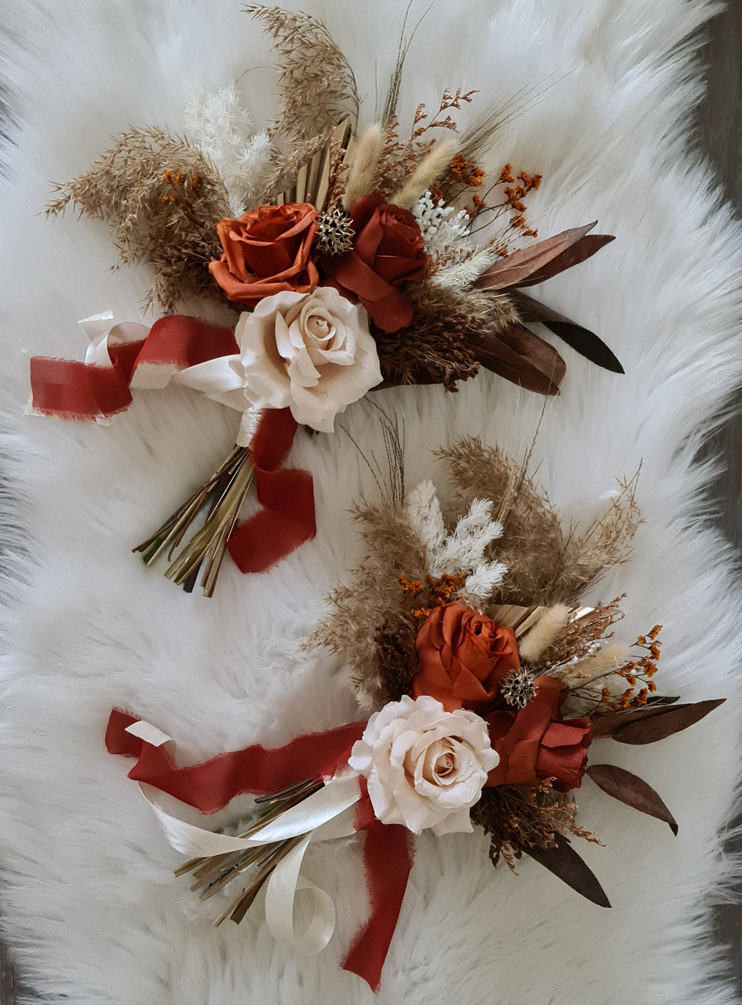 Bridesmaids bouquets in rustic style