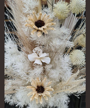 Load image into Gallery viewer, Boho Everlasting flowers arrangement
