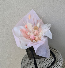 Load image into Gallery viewer, Pink mini preserved rose with free bag &amp; tag
