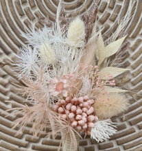 Load image into Gallery viewer, X - Everlasting buttonholes - blush
