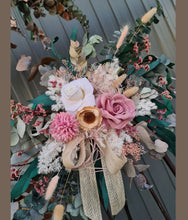 Load image into Gallery viewer, X - Welcome sign flowers silk &amp; preserved
