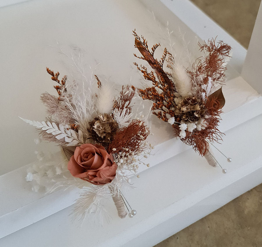 X - Everlasting flowers rustic buttonholes